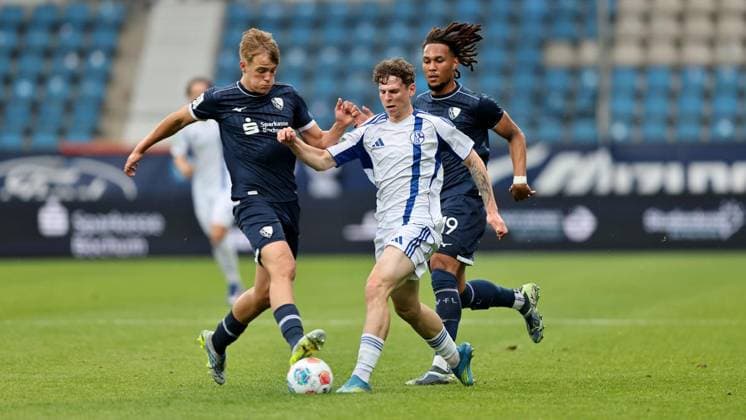 Finale U19-Westfalenpokal VfL Bochum - FC Schalke 04 ** NUR FÜR REDAKTIONELLE ZWECKE ** EDITORIAL USE ONLY **<p> lr Lasse Isbruch (VfL Bochum) im Zweikampf mit Jonas Zgorecki (FC Schalke 04) beim U19 Westfalenpokalfinale zwischen dem VfL Bochum und FC Schalke 04 am 20. Mai 2026 im Vonovia Ruhrstadion in Bochum. Deutschland Nordrhein-Westfalen Bochum Copyright: ChristofxKöpsel