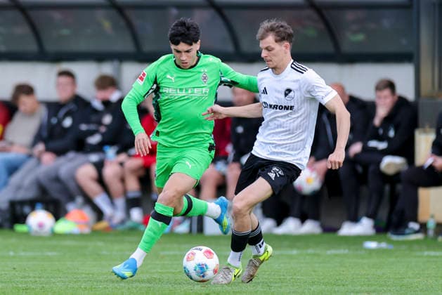 Alejo Sarco Castro (Borussia Moenchengladbach) und Adrian Lenz (SC Spelle-Venhaus) kaempfen um den Ball, Friendly match, SC Spelle-Venhaus v Borussia Moenchengladbach, Getraenke Hoffmann Stadion am 20. May 2026 in Spelle, Deutschland. (Foto von Marco Steinbrenner DeFodi Images) Alejo Sarco Castro (Borussia Moenchengladbach) und Adrian Lenz (SC Spelle-Venhaus) battle for the ball, Friendly match, SC Spelle-Venhaus v Borussia Moenchengladbach, Getraenke Hoffmann Stadion, May 20, 2026 in Spelle, Germany. (Photo by Marco Steinbrenner DeFodi Images) -