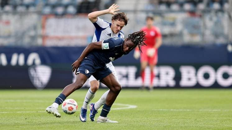 Finale U19-Westfalenpokal VfL Bochum - FC Schalke 04 ** NUR FÜR REDAKTIONELLE ZWECKE ** EDITORIAL USE ONLY **<p>(L-R) Ben Weber (FC Schalke 04) im Zweikampf mit Noah Ferrara (VfL Bochum) beim U19 Westfalenpokalfinale zwischen dem VfL Bochum und FC Schalke 04 am 20. Mai 2026 im Vonovia Ruhrstadion in Bochum. Deutschland Nordrhein-Westfalen Bochum Copyright: ChristofxKöpsel