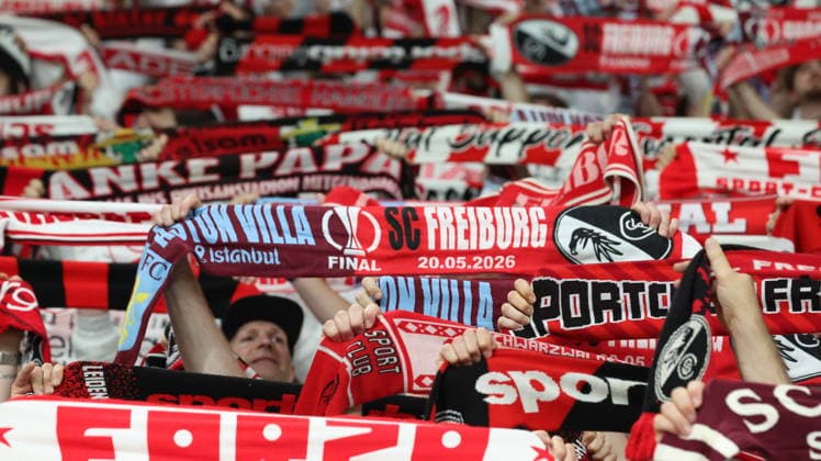 20.05.2026, xrekx, Fussball Europa League Finale 2026, SC Freiburg - Aston Villa v.l. Fans Zuschauer Schals Fahnen SC Freiburg (DFL DFB REGULATIONS PROHIBIT ANY USE OF PHOTOGRAPHS as IMAGE SEQUENCES and or QUASI-VIDEO) Istanbul