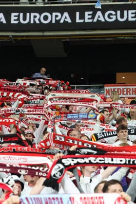 20.05.2026, xrekx, Fussball Europa League Finale 2026, SC Freiburg - Aston Villa v.l. Fans Zuschauer Schals Fahnen SC Freiburg (DFL DFB REGULATIONS PROHIBIT ANY USE OF PHOTOGRAPHS as IMAGE SEQUENCES and or QUASI-VIDEO) Istanbul