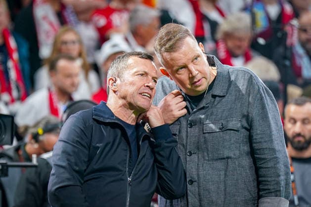 Türkei: Fussball UEFA Europa League 2025 - 2026, Finale in Istanbul - SC Freiburg vs Aston Villa - Tüpras Stadyumu (Istanbul): Lothar Matthäus, Wolff Fuss, RTL, TV-Experten, TV-Kommentatoren, Fußballanalyse, Liveübertragung, Medienproduktion, Fernsehen, Sportjournalismus, Expertenrunde, Stadionatmosphäre, SC Freiburg Fans, Fußballabend, Medienevent, internationale Sportberichterstattung, Portrait, Gespräch, Tüpras Stadyumu, UEFA Europa League, deutsche Medien, Emotionen, Türkei aktuell Copyright: xJOERANxSTEINSIEKx