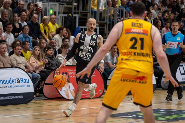 Simon Krajcovic (Giessen 46ers, 55) Nicolas Bretzel (Bozic Estriche Knights Kirchheim, 21) GER, Bozic Estriche Knights Kirchheim vs. Giessen 46ers, BARMER 2. Basketball Bundesliga, Playoffs Halbfinale Spiel 1, Saison 2025 2026, 20.05.2026 GER, Bozic Estriche Knights Kirchheim vs. Giessen 46ers, BARMER 2. Basketball Bundesliga, Playoffs Halbfinale Spiel 1, Saison 2025 2026, 20.05.2026 Goeppingen Copyright: xEibner-Pressefoto NinaxSanderx EP_NSR
