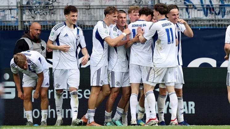 Finale U19-Westfalenpokal VfL Bochum - FC Schalke 04 ** NUR FÜR REDAKTIONELLE ZWECKE ** EDITORIAL USE ONLY **<p>Das Team von Schalke feirt das 1:0 beim U19 Westfalenpokalfinale zwischen dem VfL Bochum und FC Schalke 04 am 20. Mai 2026 im Vonovia Ruhrstadion in Bochum. Deutschland Nordrhein-Westfalen Bochum Copyright: ChristofxKöpsel