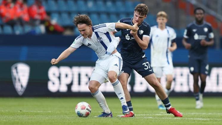 Finale U19-Westfalenpokal VfL Bochum - FC Schalke 04 ** NUR FÜR REDAKTIONELLE ZWECKE ** EDITORIAL USE ONLY **<p>(L-R) Ben Weber (FC Schalke 04) im Zweikampf mit Moritz Göttlicher (VfL Bochum) beim U19 Westfalenpokalfinale zwischen dem VfL Bochum und FC Schalke 04 am 20. Mai 2026 im Vonovia Ruhrstadion in Bochum. Deutschland Nordrhein-Westfalen Bochum Copyright: ChristofxKöpsel