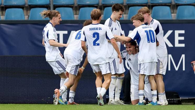 Finale U19-Westfalenpokal VfL Bochum - FC Schalke 04 ** NUR FÜR REDAKTIONELLE ZWECKE ** EDITORIAL USE ONLY **<p>Ben Weber (FC Schalke 04) (Zweiter rechts) ferit das 1:3 mit seinen Teamkollegen beim U19 Westfalenpokalfinale zwischen dem VfL Bochum und FC Schalke 04 am 20. Mai 2026 im Vonovia Ruhrstadion in Bochum. Deutschland Nordrhein-Westfalen Bochum Copyright: ChristofxKöpsel