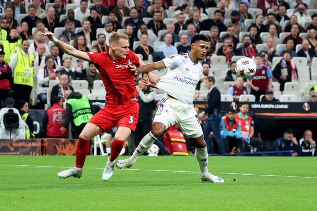 20.05.2026, xrekx, Fussball Europa League Finale 2026, SC Freiburg - Aston Villa v.l. Ollie Watkins (Aston Villa FC) Philipp Lienhart zautz (SC Freiburg) Zweikampf, Aktion, action, battle for the ball (DFL DFB REGULATIONS PROHIBIT ANY USE OF PHOTOGRAPHS as IMAGE SEQUENCES and or QUASI-VIDEO) Istanbul