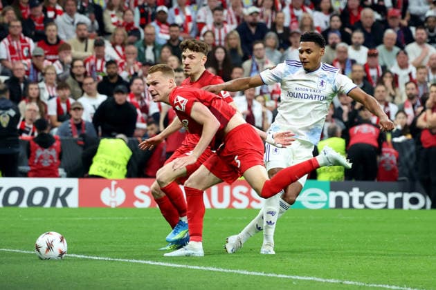 20.05.2026, xrekx, Fussball Europa League Finale 2026, SC Freiburg - Aston Villa v.l. Ollie Watkins (Aston Villa FC) Philipp Lienhart zautz (SC Freiburg) Philipp Treu (SC Freiburg) Zweikampf, Aktion, action, battle for the ball (DFL DFB REGULATIONS PROHIBIT ANY USE OF PHOTOGRAPHS as IMAGE SEQUENCES and or QUASI-VIDEO) Istanbul