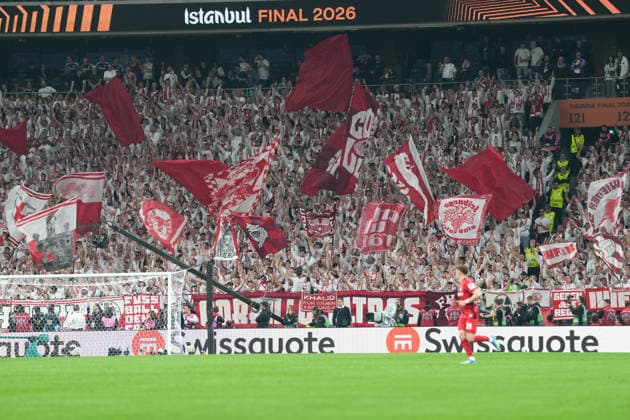 Fans, Ultras in der Kurve, Fankurve unterstützen ihre Mannschaft, Fahnen, Schal, Support, Alle in Weiß , Türkei, Fussball, UEFA Europa League, Finale, 2025 2026, SC Freiburg vs. Aston Villa, 20.05.2026, TüpraÅü Stadium, BeÅüiktaÅü Park, Istanbul Istanbul TüpraÅü Stadium, BeÅüiktaÅü Par Istanbul Türkei Copyright: xArnexAmbergx