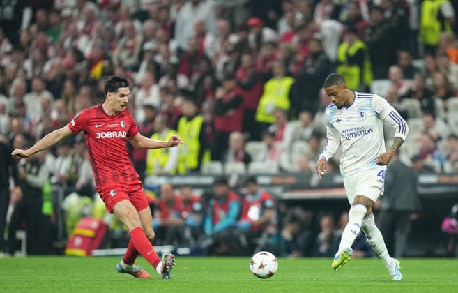 ISTANBUL, TURKEY - MAY 20: Ezri Konsa of Aston Villa passes the ball during the UEFA Europa League Final 2026 match between SC Freiburg and Aston Villa FC at Besiktas Park on May 20, 2026 in Istanbul, Turkey.  Copyright: xMBxMediax