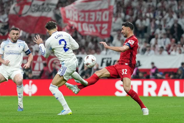 Matty Cash (Aston Villa, 02) foult Vincenzo Grifo (SC Freiburg, 32) , Türkei, Fussball, UEFA Europa League, Finale, 2025 2026, SC Freiburg vs. Aston Villa, 20.05.2026, TüpraÅü Stadium, BeÅüiktaÅü Park, Istanbul Istanbul TüpraÅü Stadium, BeÅüiktaÅü Par Istanbul Türkei Copyright: xArnexAmbergx