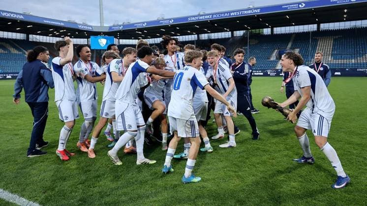 Finale U19-Westfalenpokal VfL Bochum - FC Schalke 04 ** NUR FÜR REDAKTIONELLE ZWECKE ** EDITORIAL USE ONLY **<p>Schalke feiert den 5:2 Sieg nach dem U19 Westfalenpokalfinale zwischen dem VfL Bochum und FC Schalke 04 am 20. Mai 2026 im Vonovia Ruhrstadion in Bochum. Deutschland Nordrhein-Westfalen Bochum Copyright: ChristofxKöpsel