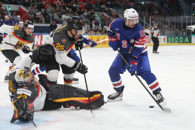 20.05.2026 Swiss Life Arena Zuerich , SCHWEIZ, Herren IIHF World Championship, WM, Weltmeisterschaft Zurich 2026 Gruppe A USA - Deutschland Torwart Philipp Grubauer und Leon Huttl (GER) verteidigen gegen Isaac Howard (USA)