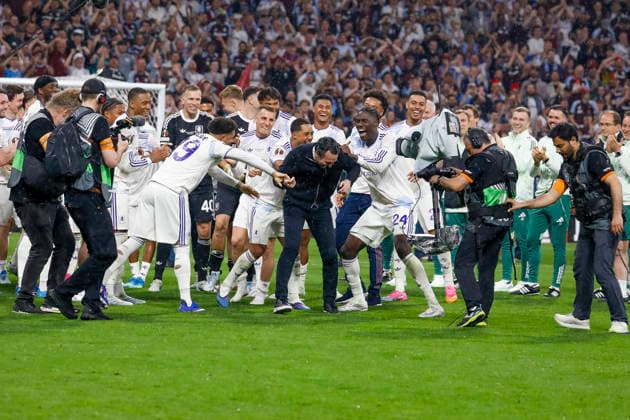 Aston Villa bei der Siegerehrung , Türkei, Fussball, UEFA Europa League, Finale, 2025 2026, SC Freiburg vs. Aston Villa, 20.05.2026, Istanbul Besiktas Park Türkei Copyright: xGrantxHubbsx