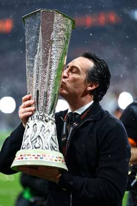 Aston Villa manager Unai Emery kisses the UEFA Europa League trophy SC Freiburg v Aston Villa, UEFA Europa League, Final, Football, Besiktas Park, Istanbul, Turkiye - 20 May 2026Istanbul Besiktas Park United Kingdom EDITORIAL USE ONLY No use with unauthorised audio, video, data, fixture lists, club league logos or live services. Online in-match use limited to 120 images, no video emulation. No use in betting, games or single club league player publications. Copyright: xJamesxMarsh Shutterstockx 16883157fk