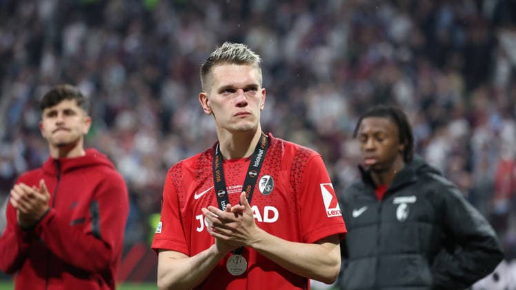 20.05.2026, xrekx, Fussball Europa League Finale 2026, SC Freiburg - Aston Villa v.l. Matthias Ginter (SC Freiburg) enttaeuscht, enttäuscht, schaut enttaeuscht, niedergeschlagen, disappointed bedankt bedanken sich bei den Fans, the player thanks the fans for their support (DFL DFB REGULATIONS PROHIBIT ANY USE OF PHOTOGRAPHS as IMAGE SEQUENCES and or QUASI-VIDEO) Istanbul