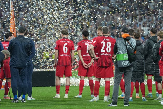 Enttäuschung nach dem verlorenen Finale, Patrick Osterhage (SC Freiburg, 06), Derry Scherhant (SC Freiburg, 07), Matthias Ginter (SC Freiburg, 28) , Türkei, Fussball, UEFA Europa League, Finale, 2025 2026, SC Freiburg vs. Aston Villa, 20.05.2026, TüpraÅü Stadium, BeÅüiktaÅü Park, Istanbul Istanbul TüpraÅü Stadium, BeÅüiktaÅü Par Istanbul Türkei Copyright: xArnexAmbergx