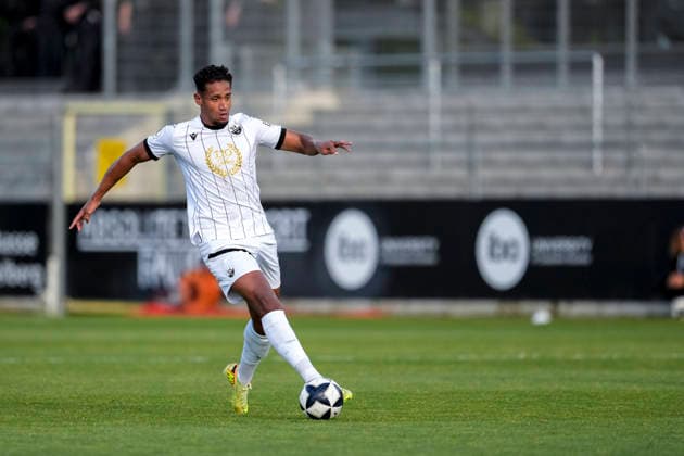 Yannick Osee (SVS, 13), am Ball, Freisteller, Ganzkörper, Einzelbild, Einzelfoto, Aktion, Action, im Sondertrikot 110 Jahre SV Sandhausen (SVS), 20.05.2026, Sandhausen (Deutschland), Fussball, Jubiläumsspiel, SV Sandhausen - Eintracht Frankfurt