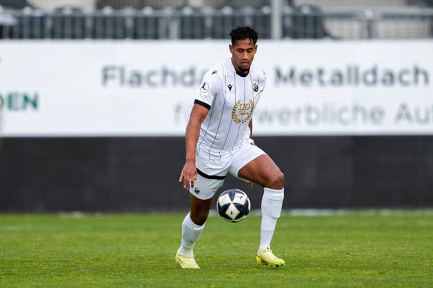 Yannick Osee (SVS, 13), am Ball, Freisteller, Ganzkörper, Einzelbild, Einzelfoto, Aktion, Action, im Sondertrikot 110 Jahre SV Sandhausen (SVS), 20.05.2026, Sandhausen (Deutschland), Fussball, Jubiläumsspiel, SV Sandhausen - Eintracht Frankfurt
