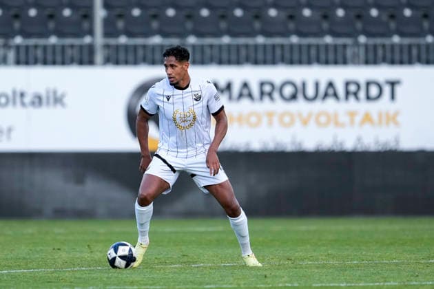 Yannick Osee (SVS, 13), am Ball, Freisteller, Ganzkörper, Einzelbild, Einzelfoto, Aktion, Action, im Sondertrikot 110 Jahre SV Sandhausen (SVS), 20.05.2026, Sandhausen (Deutschland), Fussball, Jubiläumsspiel, SV Sandhausen - Eintracht Frankfurt