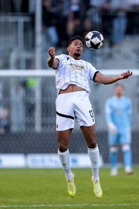 Yannick Osee (SVS, 13), am Ball, Freisteller, Ganzkörper, Einzelbild, Einzelfoto, Aktion, Action, im Sondertrikot 110 Jahre SV Sandhausen (SVS), 20.05.2026, Sandhausen (Deutschland), Fussball, Jubiläumsspiel, SV Sandhausen - Eintracht Frankfurt
