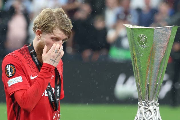 20.05.2026, xrekx, Fussball Europa League Finale 2026, SC Freiburg - Aston Villa v.l. Niklas Beste (SC Freiburg) enttaeuscht, enttäuscht, schaut enttaeuscht, niedergeschlagen, disappointed Pokal (DFL DFB REGULATIONS PROHIBIT ANY USE OF PHOTOGRAPHS as IMAGE SEQUENCES and or QUASI-VIDEO) Istanbul