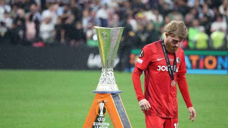 20.05.2026, xrekx, Fussball Europa League Finale 2026, SC Freiburg - Aston Villa v.l. Niklas Beste (SC Freiburg) enttaeuscht, enttäuscht, schaut enttaeuscht, niedergeschlagen, disappointed Pokal (DFL DFB REGULATIONS PROHIBIT ANY USE OF PHOTOGRAPHS as IMAGE SEQUENCES and or QUASI-VIDEO) Istanbul