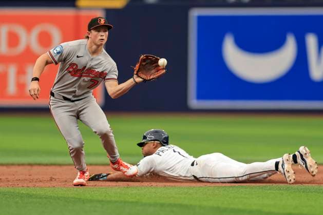May 20, 2026, St. Petersburg, Florida, USA: Tampa Bay Rays second baseman Richie Palacios (1) safely steals second base as Baltimore Orioles second baseman Jackson Holliday (7) throws back to home for a stealing first baseman Ryan Vilade (26) who scores during an MLB, Baseball Herren, USA game on May 20, 2026 at Tropicana Field. The Rays beat the Orioles 5-3 and swept the series. St. Petersburg USA - ZUMAh180 20260520_zsp_h180_117 Copyright: xKimxHukarix