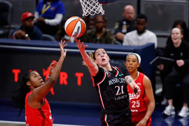 INDIANAPOLIS, IN - MAY 20: Portland Fire forward Emily Engstler (21) goes up with her shot from the lane during a WNBA, Basketball Damen, USA game between the Portland Fire and the Indiana Fever on May 20, 20, 2026 at Gainbridge Fieldhouse, in Indianapolis, IN. (Photo by Jeffrey Brown Icon Sportswire) WNBA: MAY 20 Portland Fire at Indiana Fever EDITORIAL USE ONLY Icon052026001