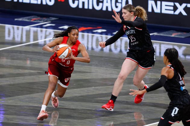 INDIANAPOLIS, IN - MAY 20: Indiana Fever guard Kelsey Mitchell (0) throws a pass during a WNBA, Basketball Damen, USA game between the Portland Fire and the Indiana Fever on May 20, 20, 2026 at Gainbridge Fieldhouse, in Indianapolis, IN. (Photo by Jeffrey Brown Icon Sportswire) WNBA: MAY 20 Portland Fire at Indiana Fever EDITORIAL USE ONLY Icon052026013