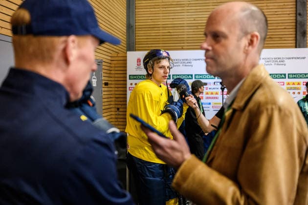 260521 Jack Berglund of Sweden in the mixed zone after a practice session during the 2026 IIHF Ice hockey, Eishockey World Championship, WM, Weltmeisterschaft on May 21, 2026 in Fribourg. Photo: Jesper Zerman BILDBYRAN kod JZ JZ0723 ishockey ice hockey ishockey-vm 2026 vm 2026 iihf world championship träning practice sverige sweden day 7 bbeng Copyright: JESPERxZERMAN BB260521JZ008