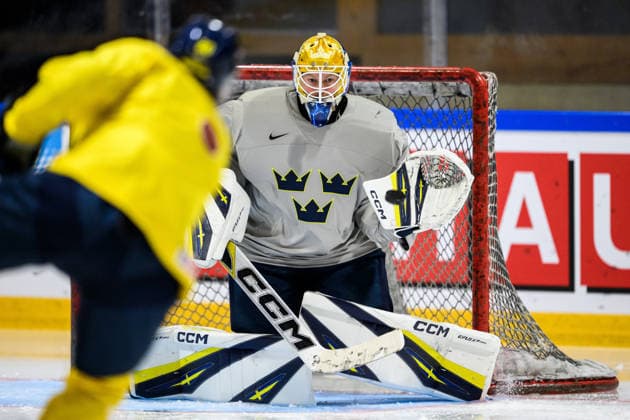 260521 goaltender Magnus Hellberg of Sweden at a practice session during the 2026 IIHF Ice hockey, Eishockey World Championship, WM, Weltmeisterschaft on May 21, 2026 in Fribourg. Photo: Jesper Zerman BILDBYRAN kod JZ JZ0723 ishockey ice hockey ishockey-vm 2026 vm 2026 iihf world championship träning practice sverige sweden day 7 bbeng Copyright: JESPERxZERMAN BB260521JZ031