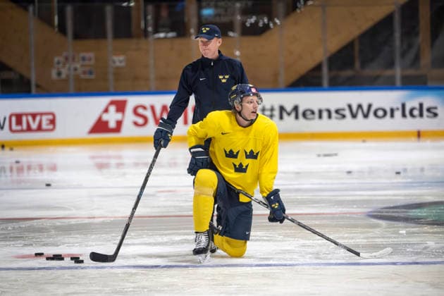 FRIBOURG, SCHWEIZ 20260521 Tre Kronors assisterande förbundskapten Jörgen Jönsson och Jack Berglund under torsdagens träning under pagaende ishockey-VM i Schweiz.