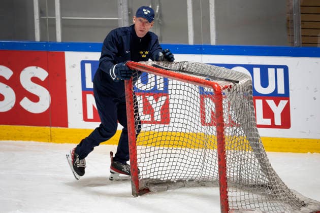 FRIBOURG, SCHWEIZ 20260521 Tre Kronors assisterande förbundskapten Jörgen Jönsson under torsdagens träning under pagaende ishockey-VM i Schweiz.