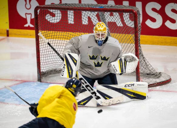 FRIBOURG, SCHWEIZ 20260521 Tre kronors malvakt Magnus Hellberg under torsdagens träning under pagaende ishockey-VM i Schweiz.