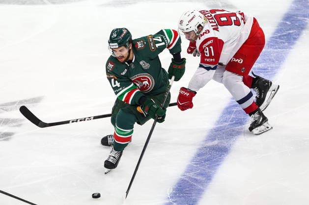 RUSSIA, KAZAN - MAY 21, 2026: Ak Bars Kazan s Grigory Denisenko (L) and Lokomotov Yaroslavl s Denis Alexeyev fight for the puck in Leg 6 of the 2025 26 Kontinental Hockey League Gagarin Cup final playoff tie between Ak Bars Kazan and Lokomotiv Yaroslavl at Tatneft Arena. Yegor Aleyev TASS  92838719