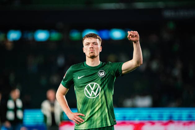 Relegation: VfL Wolfsburg vs. SC Paderborn, 21.05.2026 Dzenan Pejcinovic (VfL Wolfsburg, 17) nach Spielende genervt vor der Nordtribüne, mit Faust nach oben; Fußball, 1. Bundesliga, Relegation, Hinspiel: VfL Wolfsburg vs. SC Paderborn am 21.05.2026 in der Volkswagen Arena, Wolfsburg DFL REGULATIONS PROHIBIT ANY USE OF PHOTOGRAPHS AS IMAGE SEQUENCES AND OR QUASI-VIDEO. Copyright: xBEAUTIFULxSPORTS Tonhäuserx