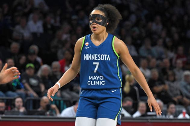 MINNEAPOLIS, MN - MAY 21: Minnesota Lynx forward Anastasiia Olairi Kosu (7) wears a mask after getting hit in the nose during the second half of a WNBA, Basketball Damen, USA game between the Minnesota Lynx and Toronto Tempo on May 21, 2026, at Target Center in Minneapolis MN. (Photo by Nick Wosika Icon Sportswire) WNBA: MAY 21 Toronto Tempo at Minnesota Lynx EDITORIAL USE ONLY Icon2026052122