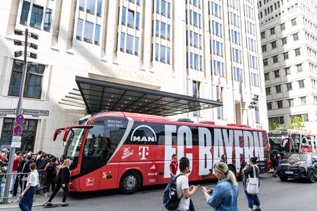 GER, DFB-Pokalfinale, Training und Pressekonferenz, FC Bayern München - VfB Stuttgart. 22.05.2026, Olympiastadion, Olympiastadion, GER, DFB-Pokalfinale, Training und Pressekonferenz, FC Bayern München - VfB Stuttgart. Bus des FC Bayern München vor dem Hotel Â