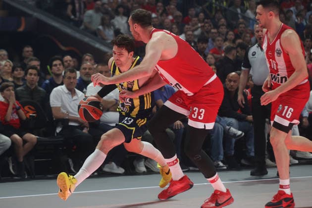 EuroLeague Final Four: Olympiacos vs Fenerbahce Beko ATHENS, GREECE - MAY 22: Tarik Biberovic of Fenerbahce Beko in action against Milutinov of Olympiacos during the EuroLeague Final Four match between Olympiacos vs Fenerbahce Beko at OAKA Arena in Athens, Greece, on May 22, 2026. Ayhan Mehmet Anadolu Athens Greece. Editorial use only. Please get in touch for any other usage.  Copyright: x2026xAnadoluxAyhanxMehmetx