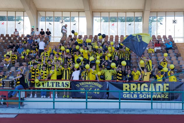 Fans von Team (SV Kirchanschöring) beim Spiel zwischen TSV Schwaben Augsburg v SV Kirchanschöring, Fußball, Herren, Regionalliga Bayern Relegation, 2025 2026, 2.Spieltag am 22.05.2026 in Augsburg, Rosenaustadion. Bayern Deutschland