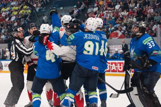 FRIBOURG, FRIBOURG - MAY 22: Canada and Slovenia players fight following a stoppage in play during the 2026 IIHF World Championship, WM, Weltmeisterschaft Preliminary Round Group B match between Canada and Slovenia at BCF Arena on May 22, 2026 in Fribourg, Fribourg, Switzerland. Copyright: xLivioxBaeriswylx xSPPx Sportspressphoto_SPR151821
