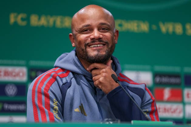 DFB Pokalfinale - 25 26 - Abschluss Pressekonferenz vor FC Bayern München - VfB Stuttgart am 22.05.2026 im Olympiastadion in Berlin Trainer Vincent Kompany (Muenchen) lacht lächelt auf der Pressekonferenz