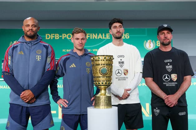 DFB Pokalfinale - 25 26 - Abschluss Pressekonferenz vor FC Bayern München - VfB Stuttgart am 22.05.2026 im Olympiastadion in Berlin Trainer Vincent Kompany (Muenchen) , Joshua Kimmich (Muenchen 6) , Atakan Karazor (Stuttgart 16) und Trainer Sebastian Hoeneß Hoeness (Stuttgart) mit dem Pokal