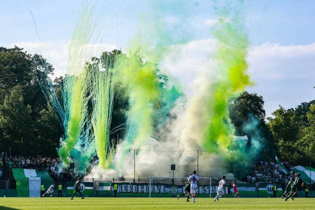 Fußball DFB-Pokal Junioren Finale VfL Wolfsburg U19 - VfB Stuttgart U19 am 22.05.2026 im Karl-Liebknecht-Stadion in Potsdam Fans zündeln Bengalos Pyrotechnik Pyro Leuchtkörper Rauchbomben im Fanblock von Wolfsburg DFB regulations prohibit any use of photographs as image sequences and or quasi-video.