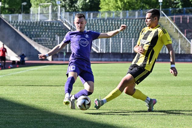 Relegation Regionalliga Bayern; TSV Schwaben Augsburg - SV Kirchanschöring; 22.05.2026 AUGSBURG, GERMANY - 22. MAI: im Duell Lukas RAMSER (TSV Schwaben Augsburg 10) und Thorsten NICKLAS (SV Kirchanschöring 13) während dem Match zwischen dem TSV Schwaben Augsburg und dem SV Kirchanschöring beim Rückspiel der Relegation zur Regionalliga Bayern im Rosenaustadion Copyright: xBEAUTIFULxSPORTS Goldbergx