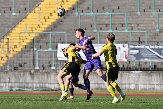 Relegation Regionalliga Bayern; TSV Schwaben Augsburg - SV Kirchanschöring; 22.05.2026 AUGSBURG, GERMANY - 22. MAI: v. l. Samuel SCHWARZ (SV Kirchanschöring 32), Marco GREISEL (TSV Schwaben Augsburg 14) und Maximilian REITER (SV Kirchanschöring 30) während dem Match zwischen dem TSV Schwaben Augsburg und dem SV Kirchanschöring beim Rückspiel der Relegation zur Regionalliga Bayern im Rosenaustadion Copyright: xBEAUTIFULxSPORTS Goldbergx