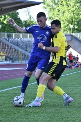 Relegation Regionalliga Bayern; TSV Schwaben Augsburg - SV Kirchanschöring; 22.05.2026 AUGSBURG, GERMANY - 22. MAI: im Duell Lukas RAMSER (TSV Schwaben Augsburg 10) und Thorsten NICKLAS (SV Kirchanschöring 13) während dem Match zwischen dem TSV Schwaben Augsburg und dem SV Kirchanschöring beim Rückspiel der Relegation zur Regionalliga Bayern im Rosenaustadion Copyright: xBEAUTIFULxSPORTS Goldbergx