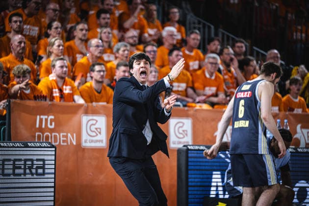 1. Basketball Bundesliga, easyCredit BBL, Saison 2025 2026, Herren, Playoffs, Viertelfinale, Spiel 3, 22.05.2026, RASTA Vechta - ALBA Berlin Pedro Calles (Head Coach - ALBA BERLIN) während der Partie Vechta RASTA Dome Niedersachsen Deutschland