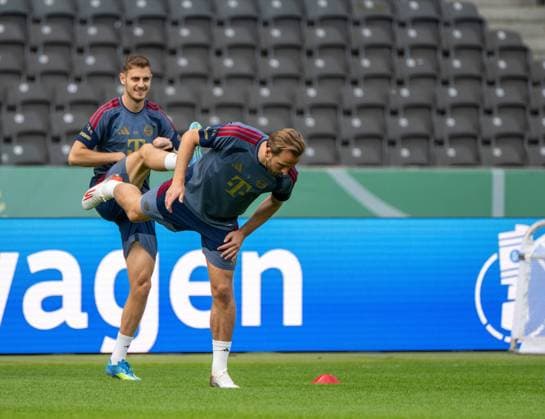 Fußball, Herren, Saison 2025 2026, 83. DFB-Pokal-Finale, FC Bayern München - VfB Stuttgart, Training am Vortag, im Bild: v. l. Josip Stanisic (Bayern München), Harry Kane (Bayern München), 22.05. 2026, Copyright: xMatthiasxKochx